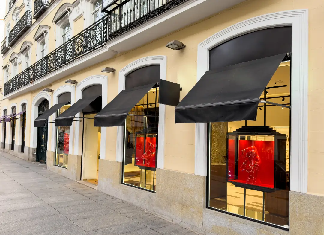 Façade vitrine de magasin en aluminium sur mesure à Falicon